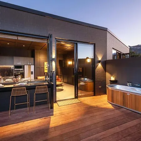 Yellow Pots Apartment B, Luxurious Outdoor Bath